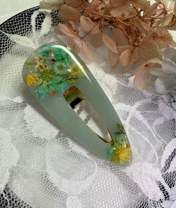 かすみ草と猫ちゃんのヘアゴム ハンドメイド レジン くすみグリーン お花 緑 丸 ヘアクリップ グリーンのくすみカラーにお花をぎゅっと閉じ込めた
