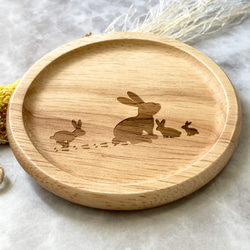 【名入れ可】 うさぎ親子コースター ラバｰウッド 木製 丸型 お年賀 兎年 3枚目の画像