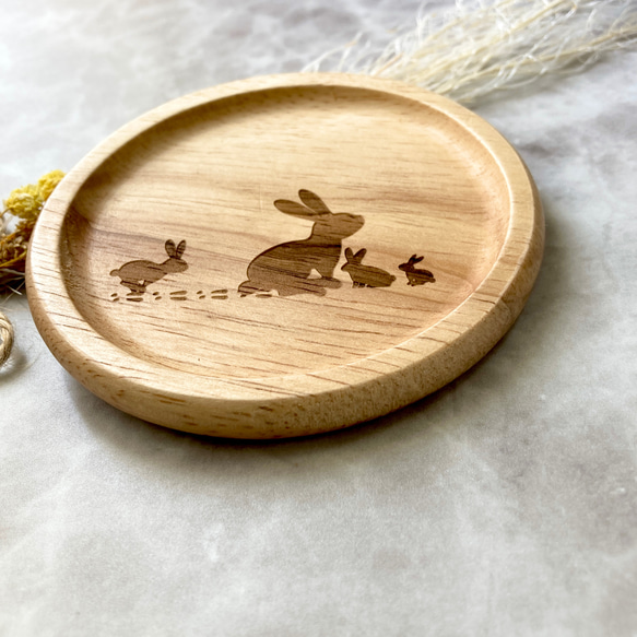 【名入れ可】 うさぎ親子コースター ラバｰウッド 木製 丸型 お年賀 兎年 6枚目の画像