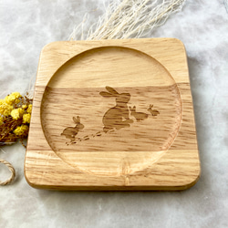 【名入れ可】 うさぎ親子コースター ラバｰウッド 木製 角型 お年賀 兎年 1枚目の画像
