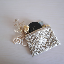 【送料無料】刺繍リボンのミニポーチ　-グレージュベースにボヘミアン模様の刺繍リボン- 1枚目の画像
