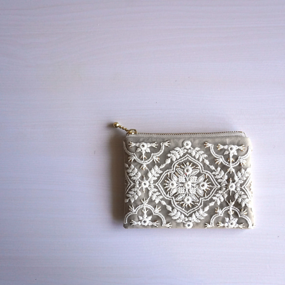 【送料無料】刺繍リボンのミニポーチ　-グレージュベースにボヘミアン模様の刺繍リボン- 2枚目の画像