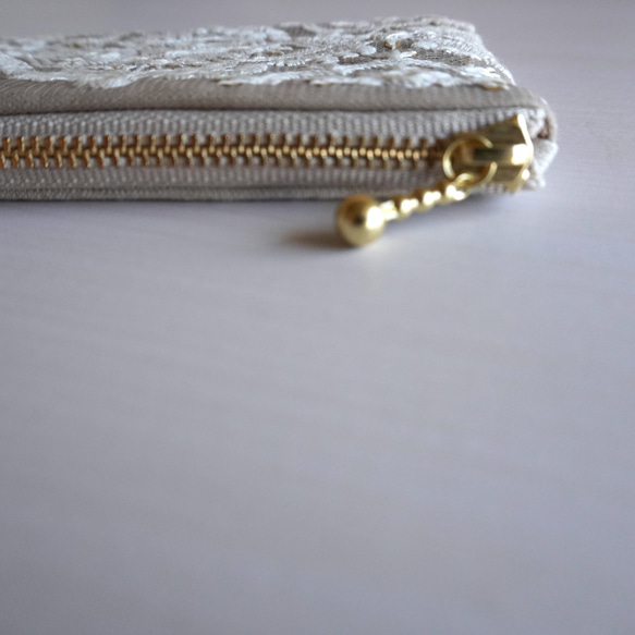 【送料無料】刺繍リボンのミニポーチ　-グレージュベースにボヘミアン模様の刺繍リボン- 4枚目の画像