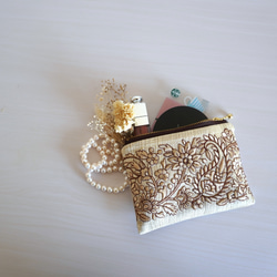 【送料無料】刺繍リボンのミニポーチ　-ベージュベースにお花模様の刺繍リボン- 1枚目の画像