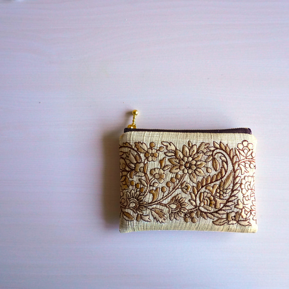 【送料無料】刺繍リボンのミニポーチ　-ベージュベースにお花模様の刺繍リボン- 2枚目の画像