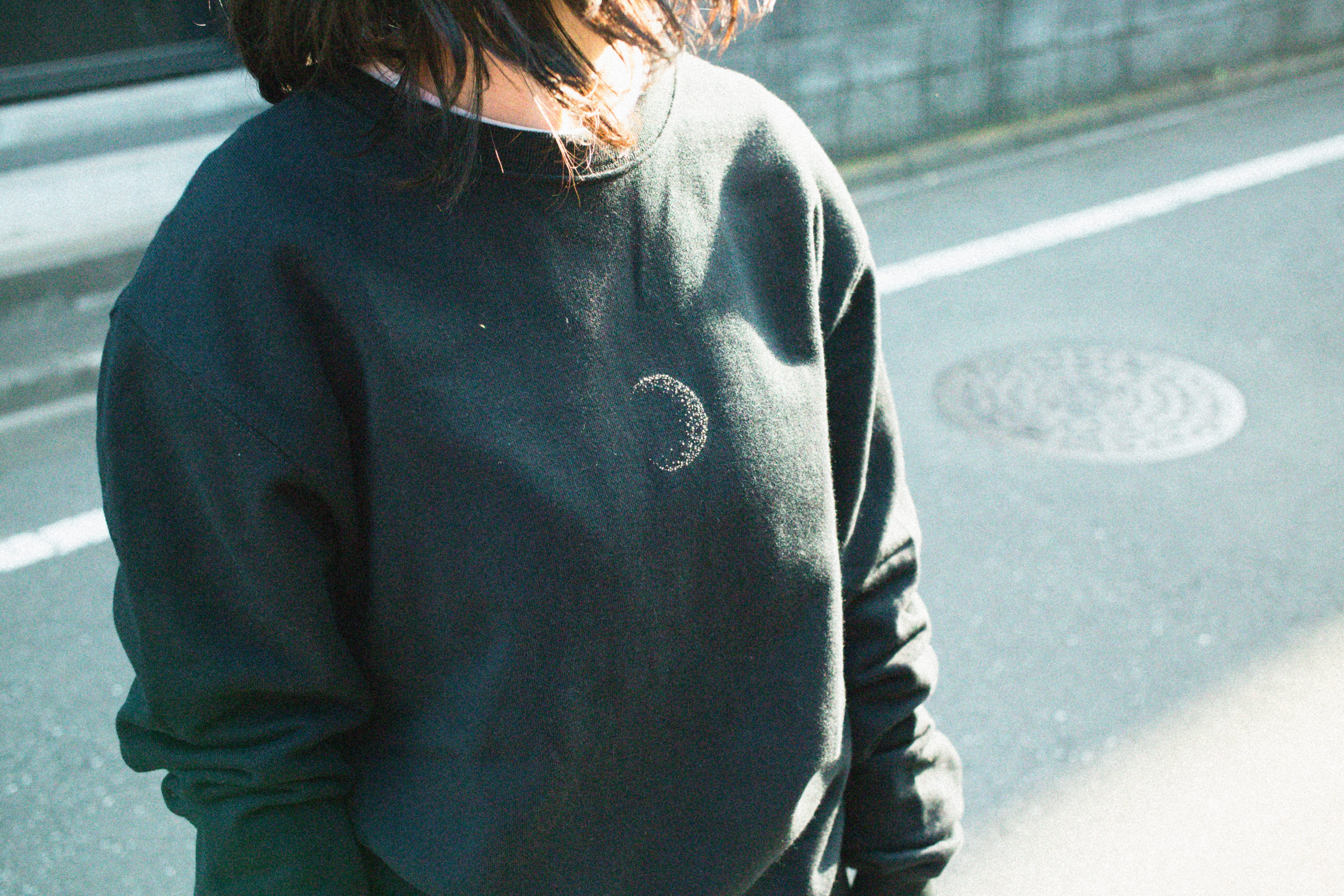 "三日月"  手刺繍 スウェット・トレーナー (フーディへ変更可 ) ブラック 受注制作