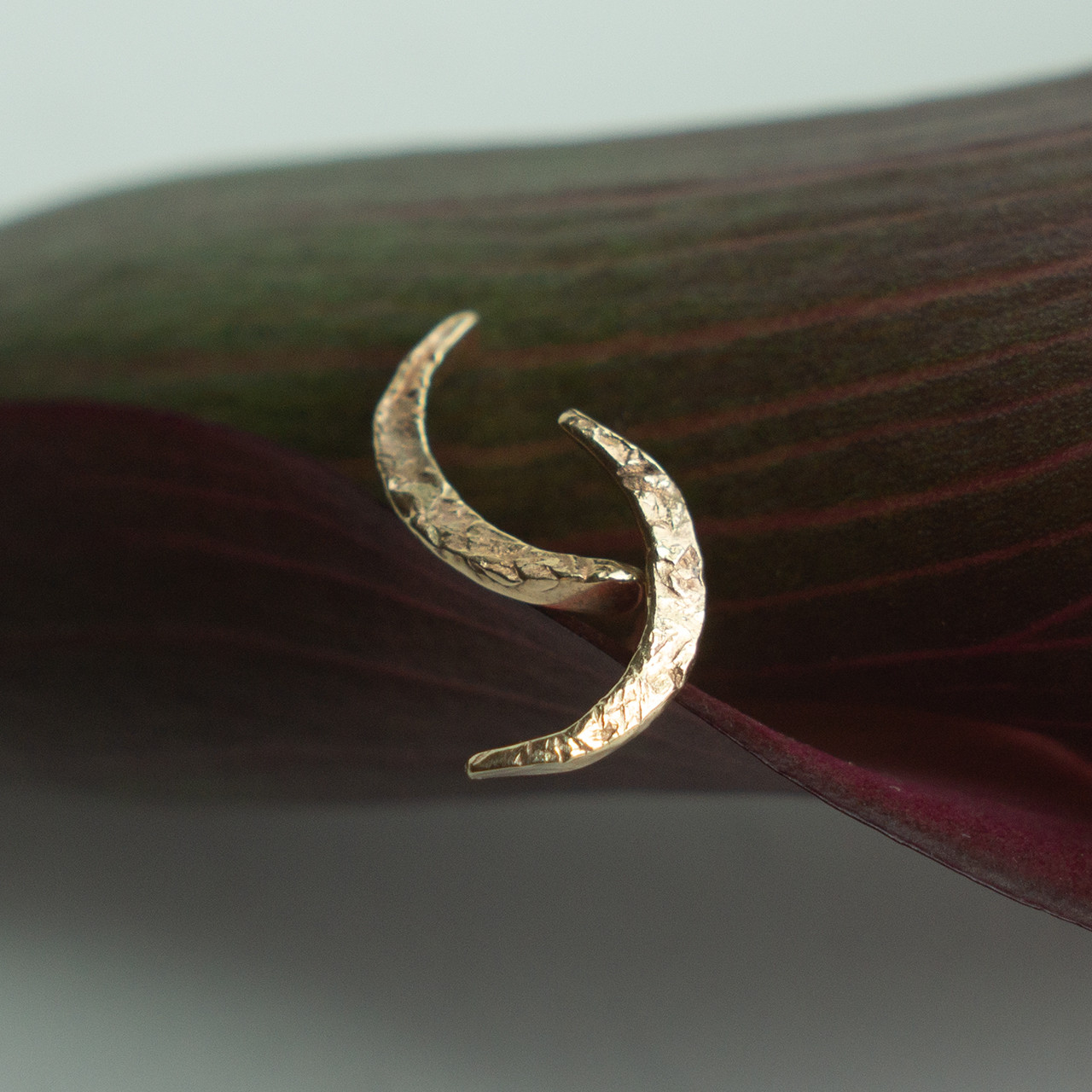 小さな三日月ピアス　K10