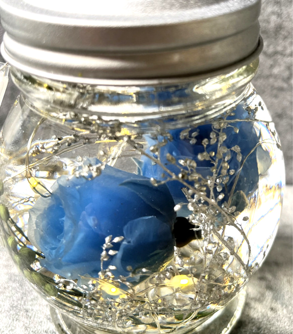 青い薔薇のハーバリウムキャンドル 3枚目の画像