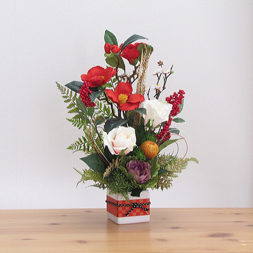 正月飾り～白梅・椿・バラ・南天・葉牡丹入りお正月アレンジ 迎春 和風