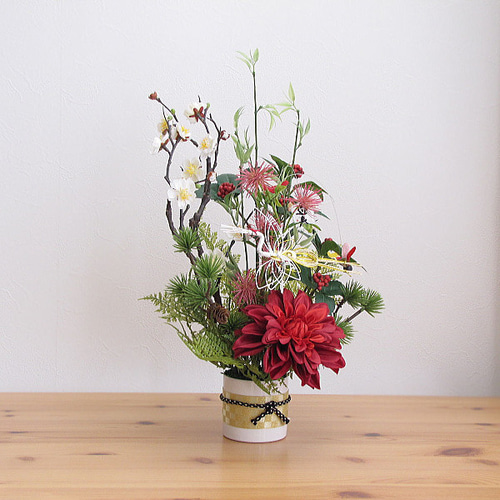 正月飾り～白梅・ミニ竹・千両・松・ダリア入りお正月アレンジ 迎春