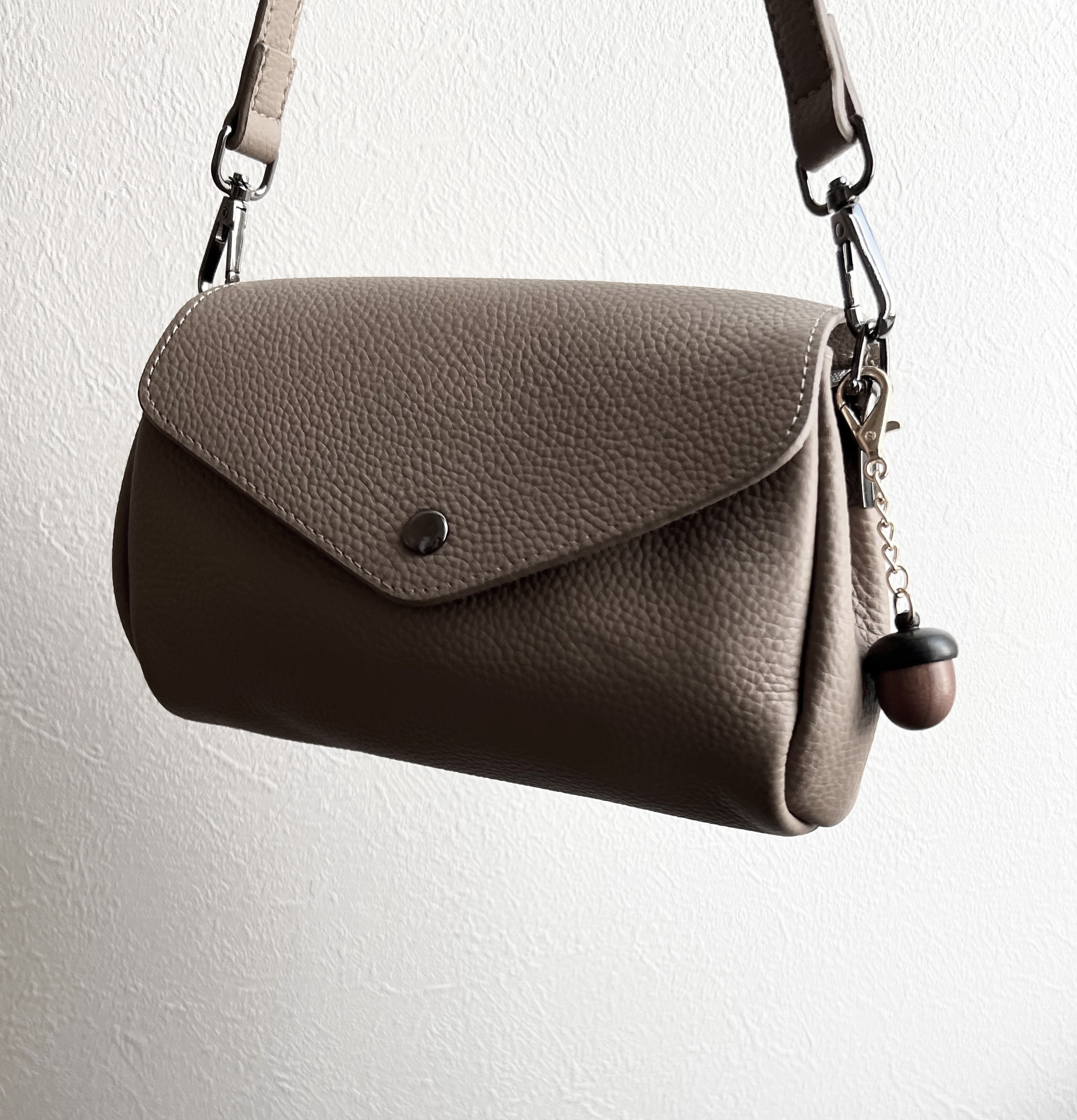 本革　柔らか　スマホポーチ スマホポシェット ショルダーバッグ　牛革 斜めがけ