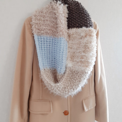 水色とチョコレートブラウンの上品な色合わせ　ふわもこスヌード　やわらかい　軽い　ベーシックなコートに合わせやすいスヌード 9枚目の画像