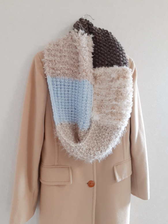 水色とチョコレートブラウンの上品な色合わせ　ふわもこスヌード　やわらかい　軽い　ベーシックなコートに合わせやすいスヌード 9枚目の画像