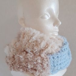 水色とチョコレートブラウンの上品な色合わせ　ふわもこスヌード　やわらかい　軽い　ベーシックなコートに合わせやすいスヌード 6枚目の画像