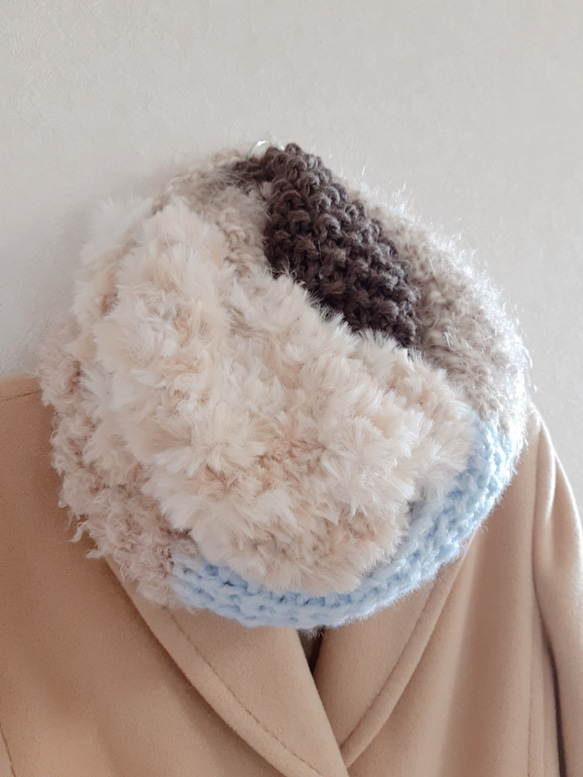 水色とチョコレートブラウンの上品な色合わせ　ふわもこスヌード　やわらかい　軽い　ベーシックなコートに合わせやすいスヌード 1枚目の画像