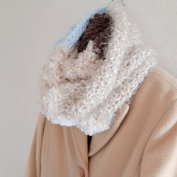 水色とチョコレートブラウンの上品な色合わせ　ふわもこスヌード　やわらかい　軽い　ベーシックなコートに合わせやすいスヌード 3枚目の画像