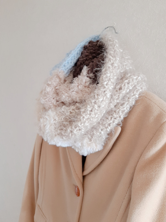 水色とチョコレートブラウンの上品な色合わせ　ふわもこスヌード　やわらかい　軽い　ベーシックなコートに合わせやすいスヌード 3枚目の画像