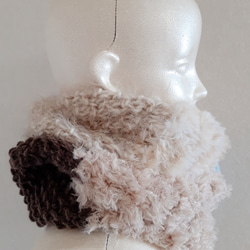 水色とチョコレートブラウンの上品な色合わせ　ふわもこスヌード　やわらかい　軽い　ベーシックなコートに合わせやすいスヌード 8枚目の画像