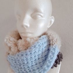 水色とチョコレートブラウンの上品な色合わせ　ふわもこスヌード　やわらかい　軽い　ベーシックなコートに合わせやすいスヌード 5枚目の画像