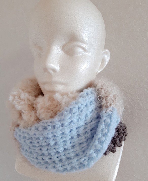 水色とチョコレートブラウンの上品な色合わせ　ふわもこスヌード　やわらかい　軽い　ベーシックなコートに合わせやすいスヌード 5枚目の画像