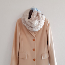 水色とチョコレートブラウンの上品な色合わせ　ふわもこスヌード　やわらかい　軽い　ベーシックなコートに合わせやすいスヌード 4枚目の画像