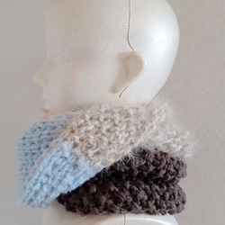 水色とチョコレートブラウンの上品な色合わせ　ふわもこスヌード　やわらかい　軽い　ベーシックなコートに合わせやすいスヌード 7枚目の画像