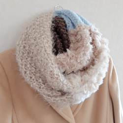 水色とチョコレートブラウンの上品な色合わせ　ふわもこスヌード　やわらかい　軽い　ベーシックなコートに合わせやすいスヌード 2枚目の画像