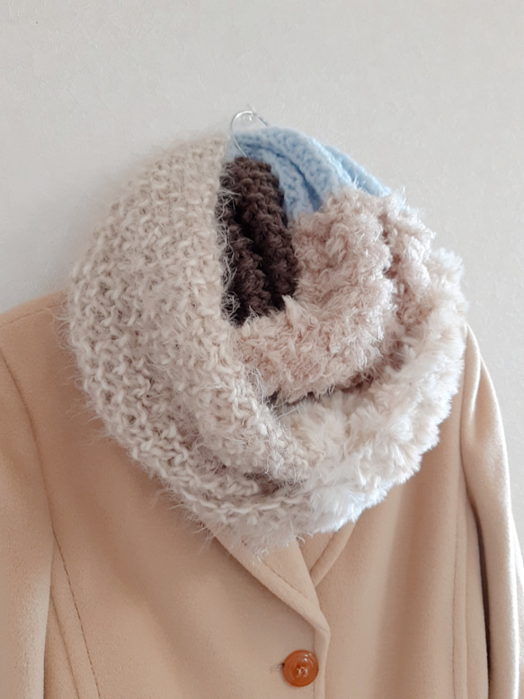 水色とチョコレートブラウンの上品な色合わせ　ふわもこスヌード　やわらかい　軽い　ベーシックなコートに合わせやすいスヌード 2枚目の画像