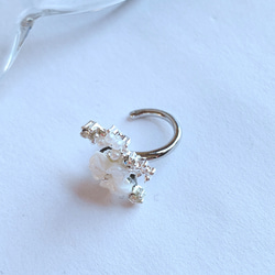 フラワー　パール　シルバー　小ぶり　イヤーカフ❤️            ストーン　片耳用1点♪ 2枚目の画像