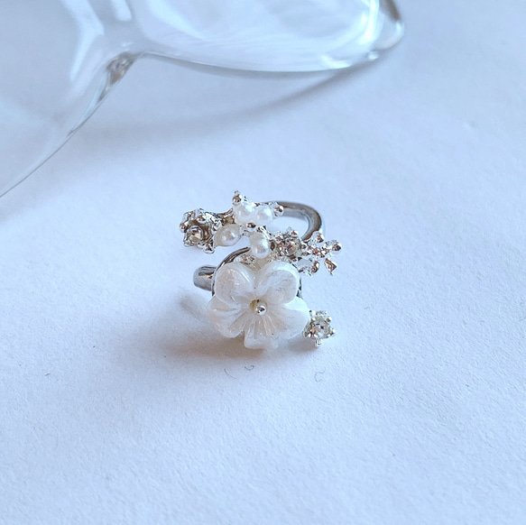 フラワー　パール　シルバー　小ぶり　イヤーカフ❤️            ストーン　片耳用1点♪ 1枚目の画像