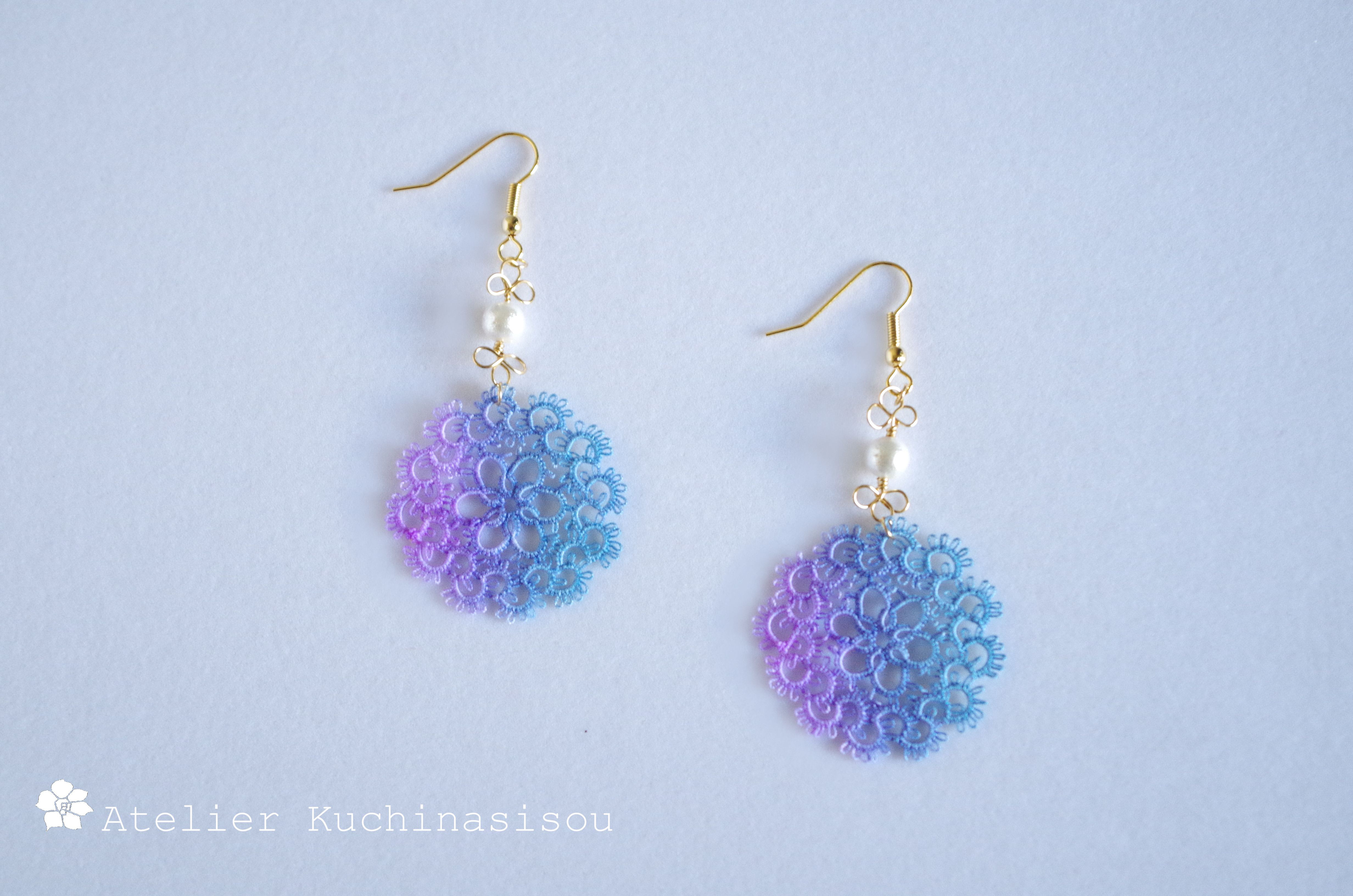 【受注製作】［手染め］タティングレースとコットンパールのピアス〈夕闇〉