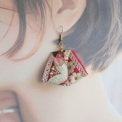 インド刺繍リボンの耳飾り Rose 4枚目の画像