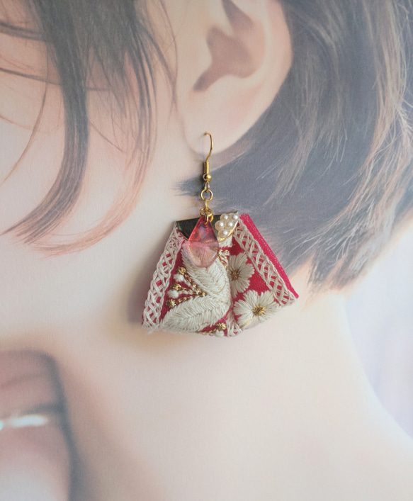 インド刺繍リボンの耳飾り Rose 4枚目の画像