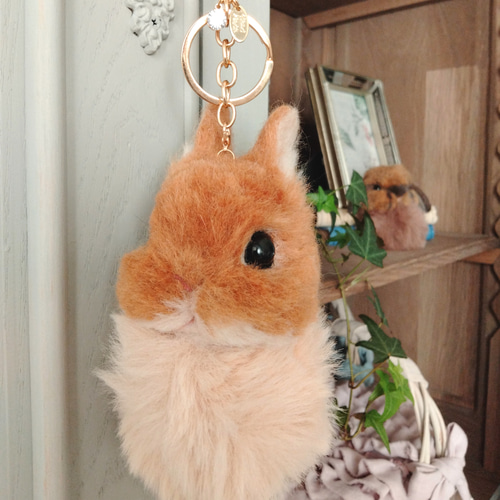 羊毛フェルトうさぎのぽんぽんチャーム(ネザーランドドワーフ