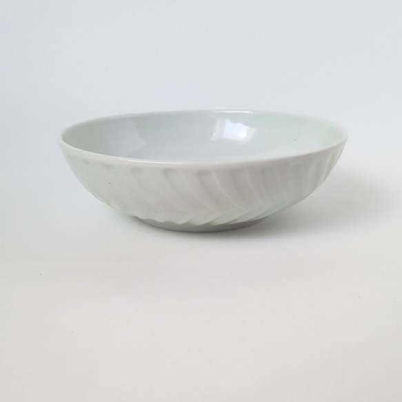 透明釉 葉文しのぎ5.5寸鉢　　シンプル　和食器　白　カレー皿　丼　麺 2枚目の画像