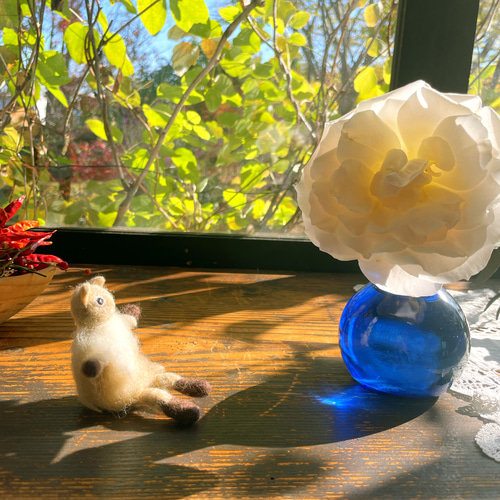 羊毛フェルト ちょこんと座るミルクティー色の猫 羊毛フェルト fab