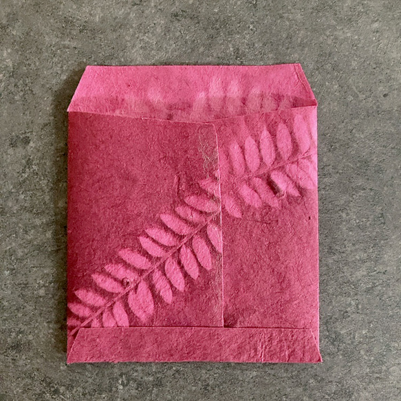 ほぼ正方形のロクタ封筒を印象深いガーネット色で　（紙幣2つ折りがちょうど入ります） 2枚目の画像