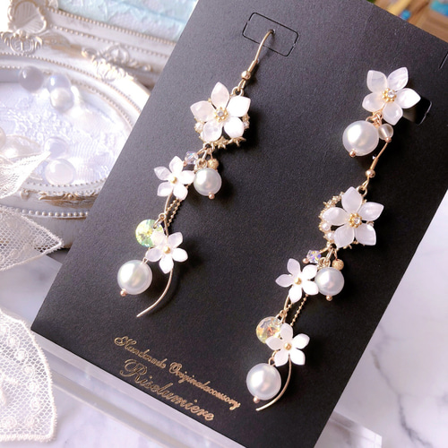 再販5】白いお花とパールピアス／イヤリング ピアス（フック・チェーン 