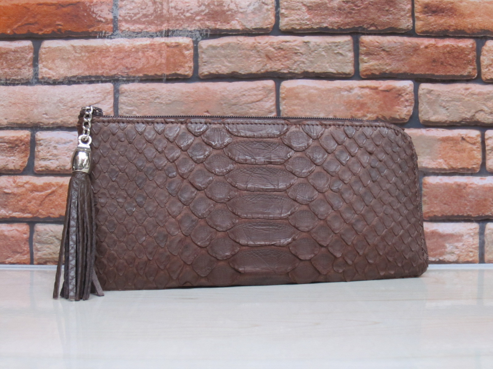 本物のヘビ革（パイソン）を使ったL型ラウンド財布（チョコ）フリンジ付き♪