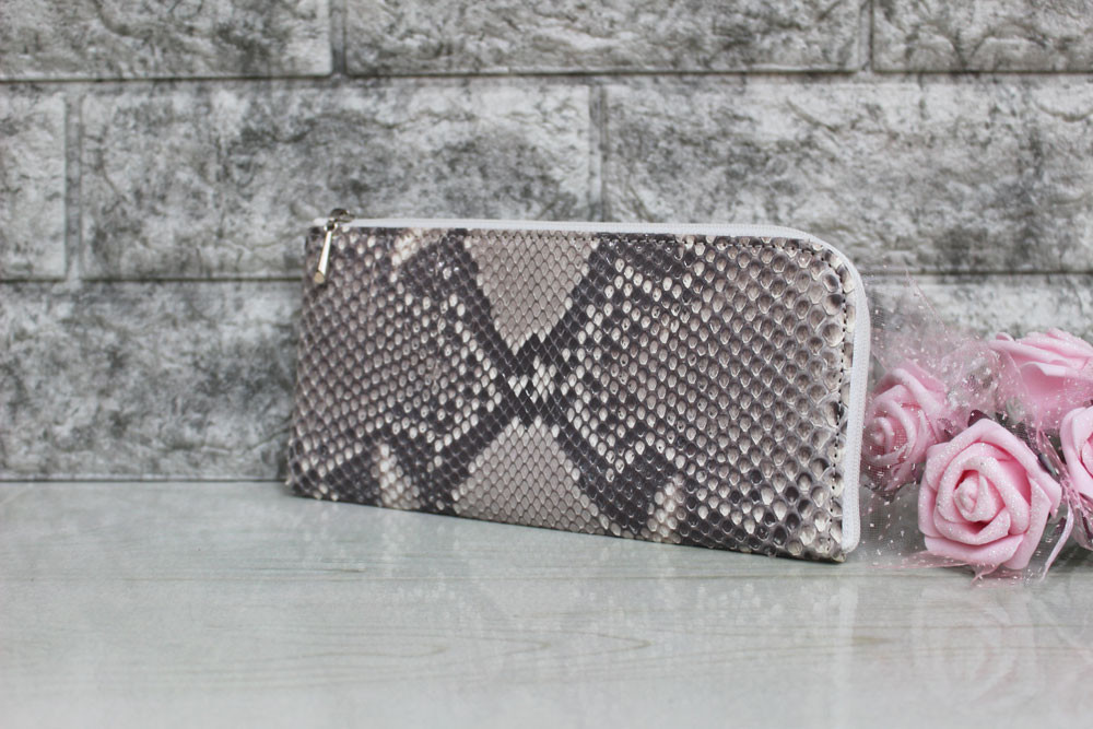 ソフトで薄い　本物のヘビ革（パイソン）を使ったL型ラウンド財布（ナチュラルラメ）日本製　※内側黒