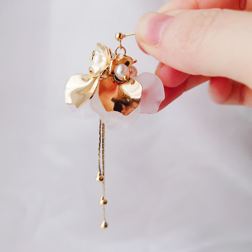 すりガラス ゴールド 真鍮 揺れる 花 ピアス イヤリング 花嫁 大ぶり 