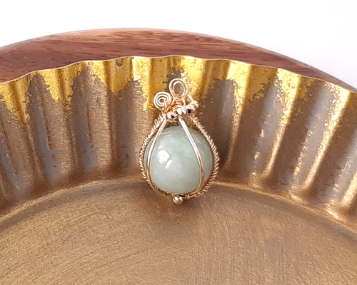 うさぎ年】翡翠(ひすい)の14kgf製ペンダントトップ 森の木の実