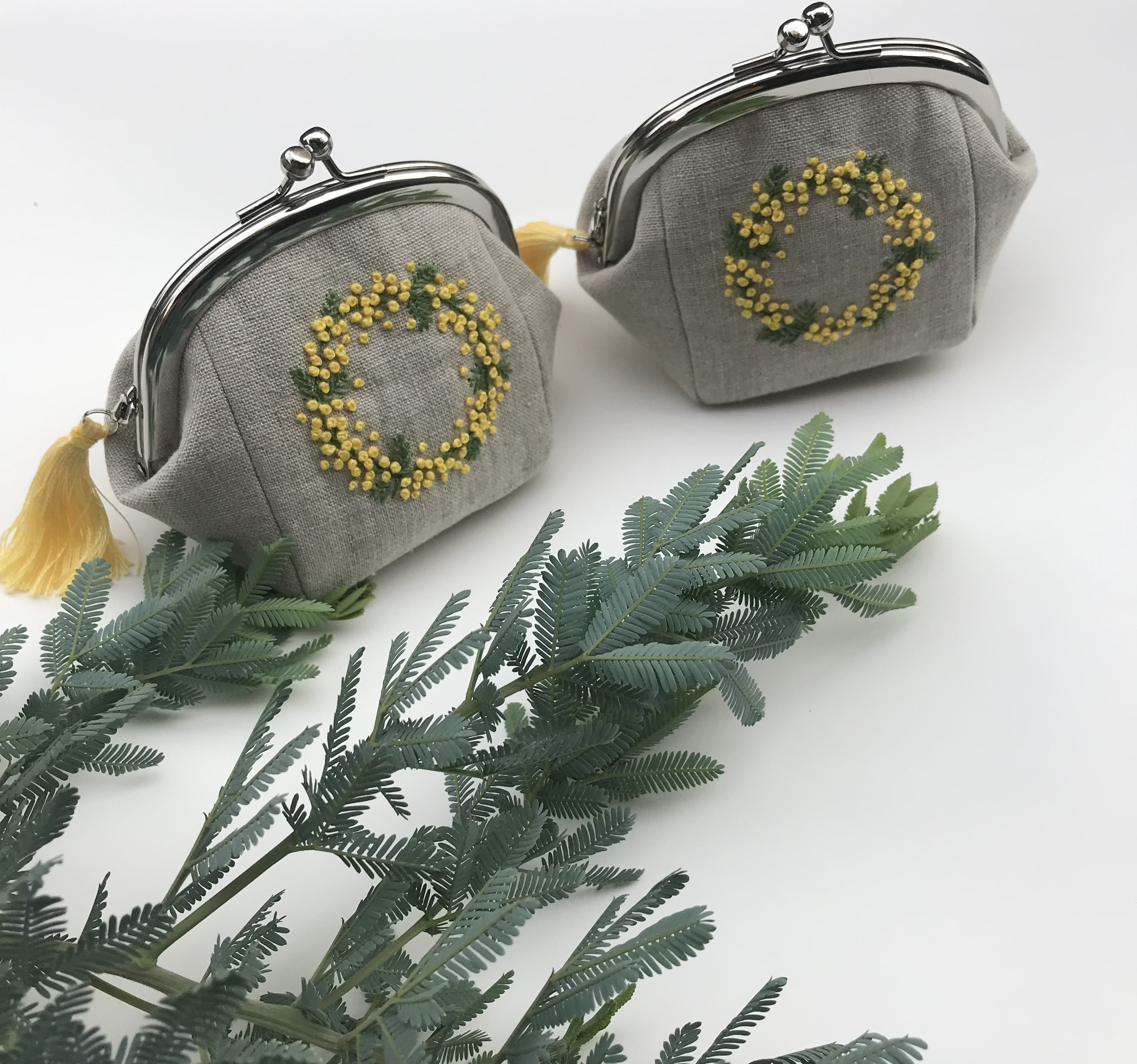 ミモザのおひなさまのがま口ポーチ　手刺繍　ハンドメイド Awj handmade | ミモザのがま口です👛 #刺繍 #刺繍生地 #刺繍