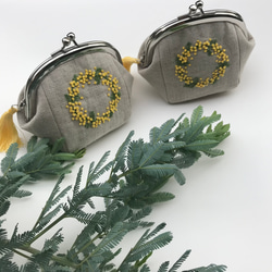 ミモザのおひなさまのがま口ポーチ　手刺繍　ハンドメイド 手刺繍ミモザのミニがま口 | iichi 日々の暮らしを心地よくする