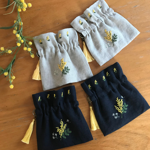 幸せ感じるミモザ刺繍 リネン手刺繍ポーチ バネ口ポーチ 紺色 ポーチ