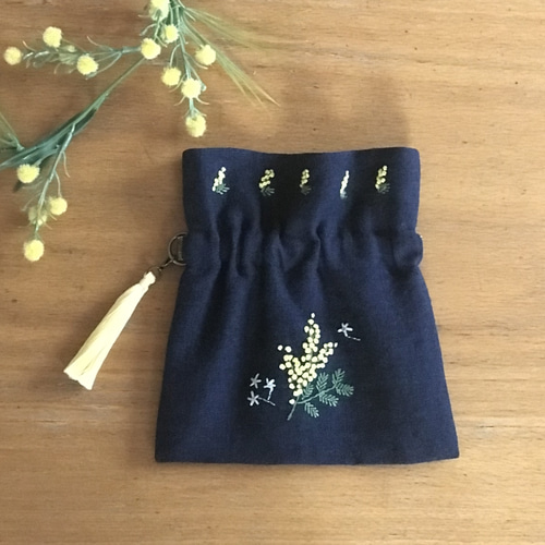 リネン刺繍ポーチミモザ 幸せ感じるミモザ刺繍 リネン手刺繍ポーチ バネ口ポーチ 紺色 ポーチ