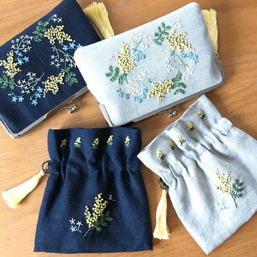 幸せ感じるミモザ刺繍 リネン手刺繍ポーチ バネ口ポーチ 紺色 ポーチ
