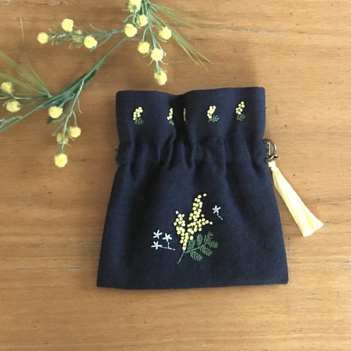 幸せ感じるミモザ刺繍 リネン手刺繍ポーチ バネ口ポーチ 紺色 ポーチ