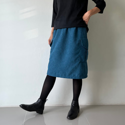 コーデの幅が広がる。秋冬だけの深み青が作るコーデュロイカーゴミニスカート。スタイリッシュな大人のスタイルが完成。 8枚目の画像