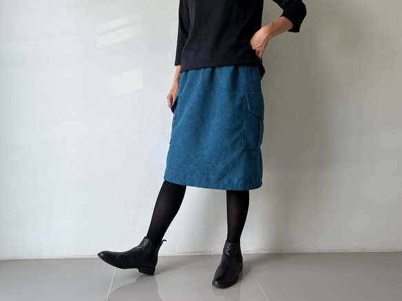 コーデの幅が広がる。秋冬だけの深み青が作るコーデュロイカーゴミニスカート。スタイリッシュな大人のスタイルが完成。 8枚目の画像